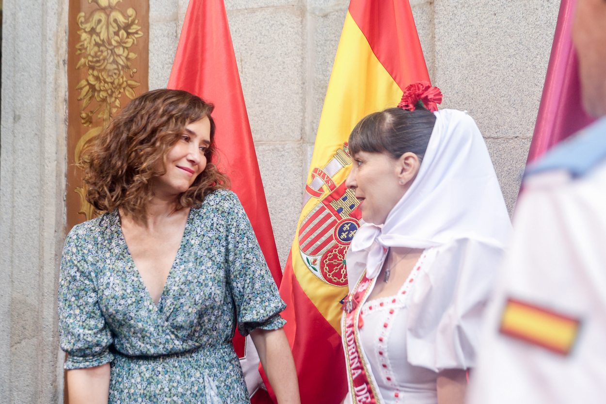 La presidenta de la Comunidad de Madrid, Isabel Díaz Ayuso, conversa con una de las madrinas de la Hermandad Virgen de La Paloma Bomberos de Madrid. Archivo : EP. 