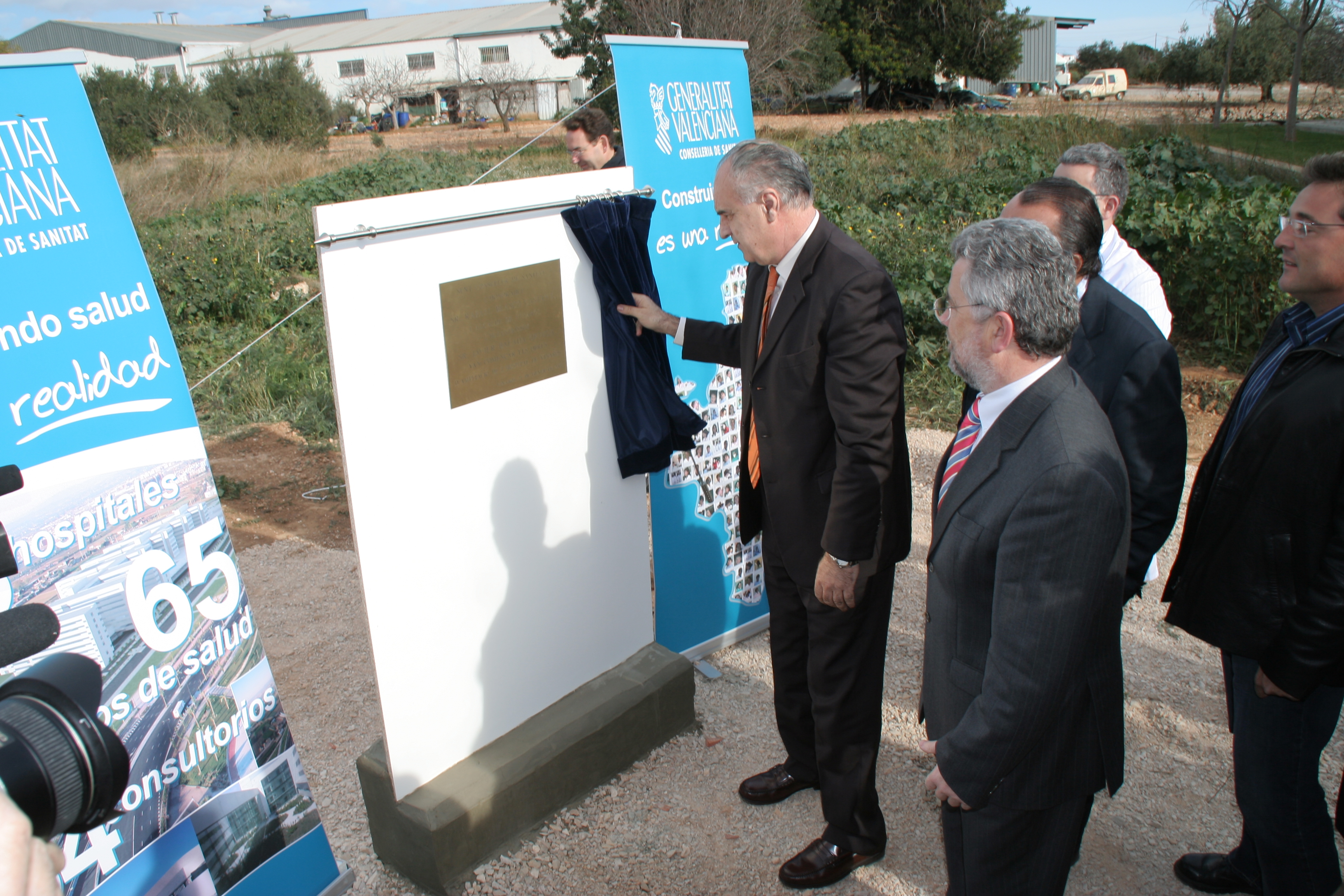  Rafael Blasco, ahora preso por corrupción en Picassent, destapa una placa conmemorativa en una inauguración.