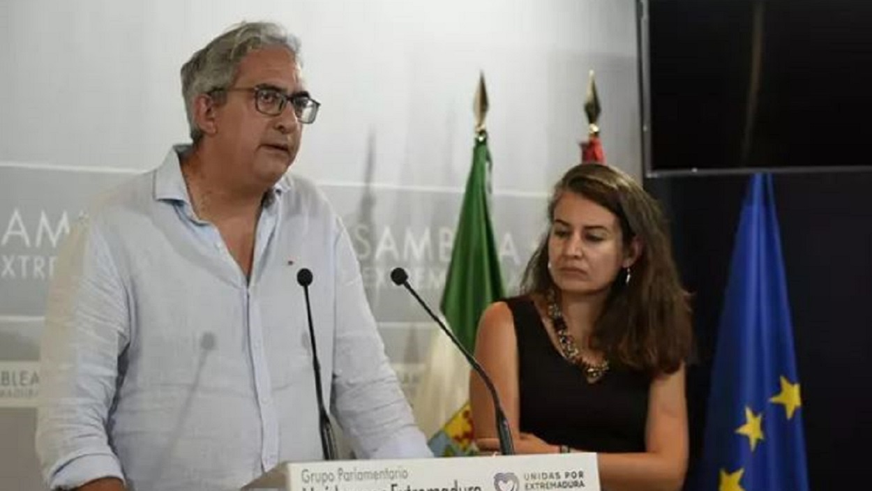 Coordinadores regionales de IU, Joaquín Macías, y Podemos, Irene de Miguel, en la Asamblea de Extremadura. EP