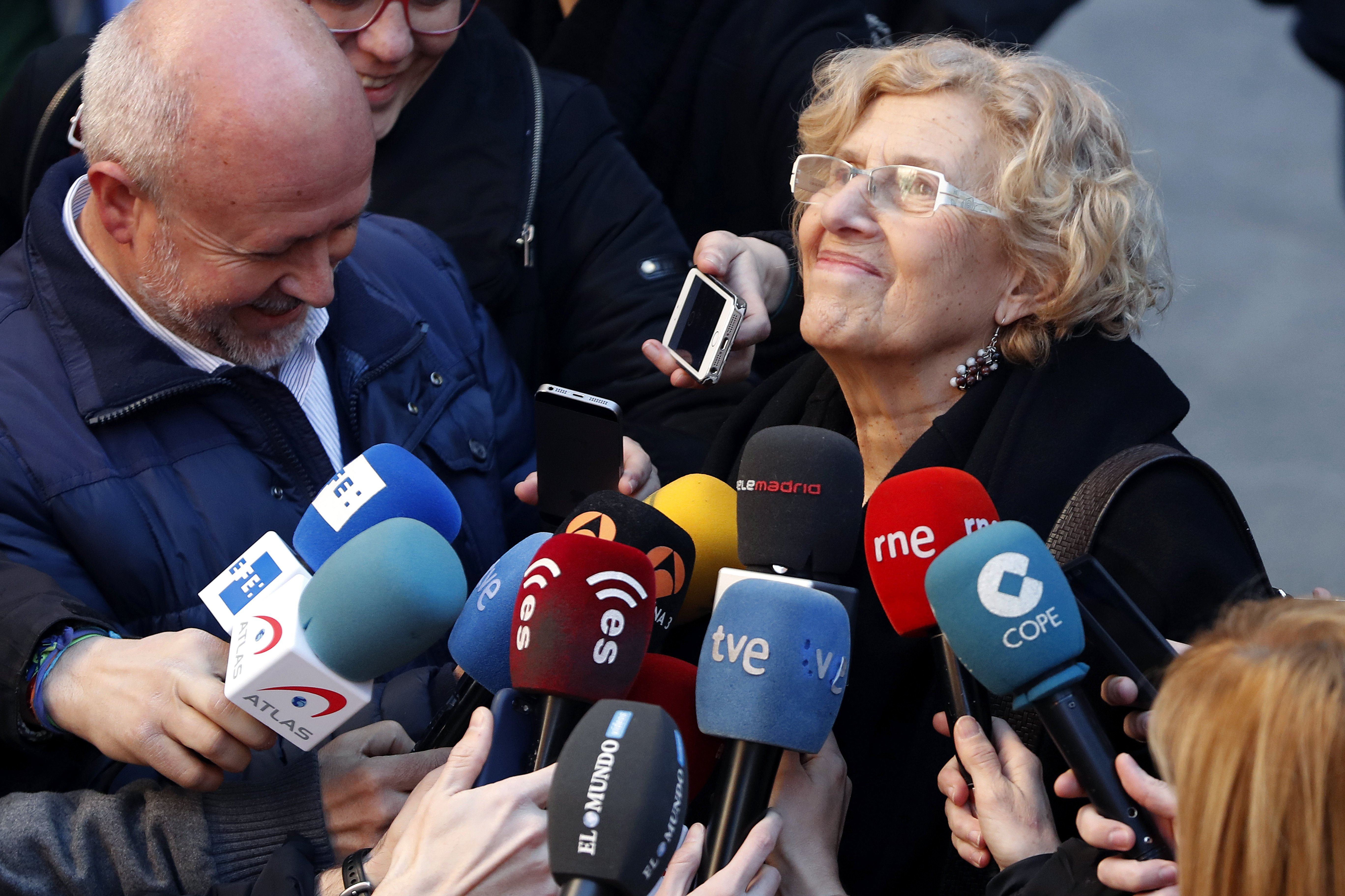 La alcaldesa de Madrid, Manuela Carmena, atiende a los medios de comunicación