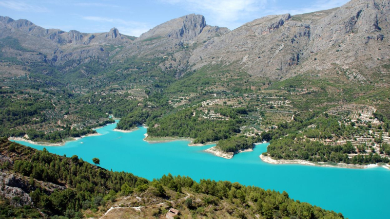 Vista panorámica del precioso embalse de Guadalest, de aguas turquesas. 