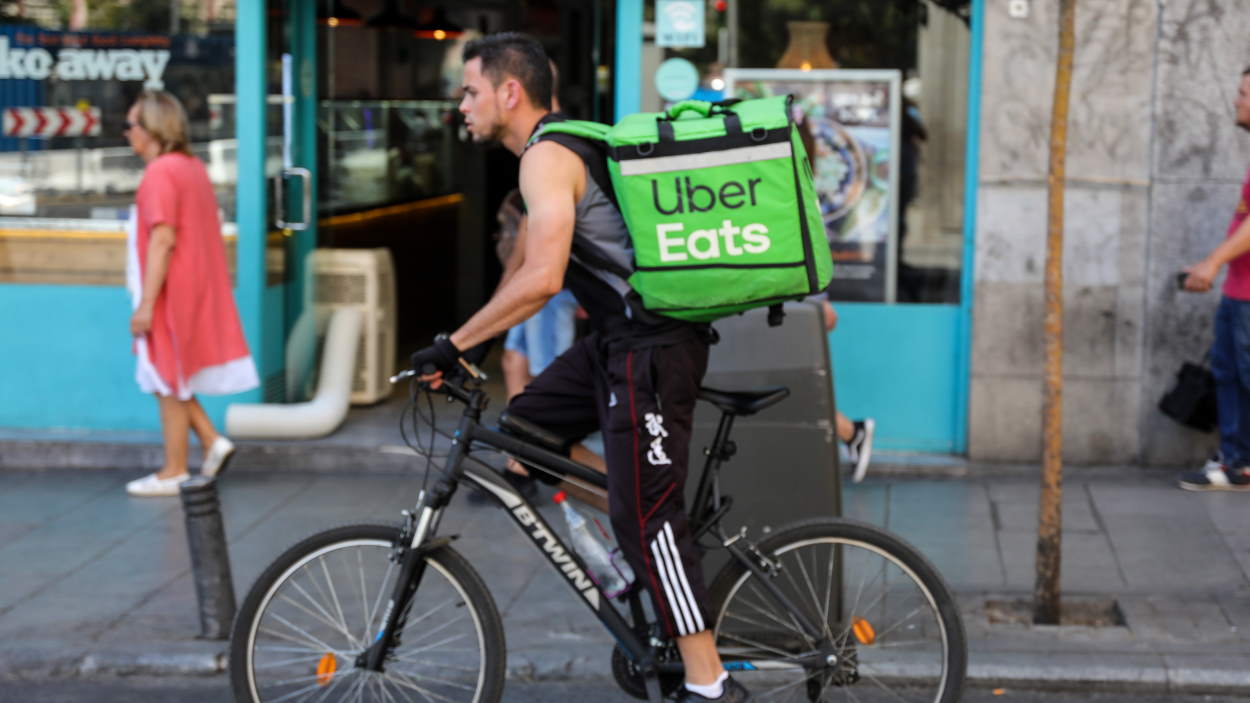 Taxistas y Riders denuncian a Uber Eats por “posible organización criminal”. EP.