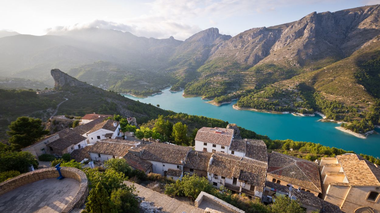 Vista panorámica de Guadalest, el pintoresco pueblo que tiene más museos por habitante de España.