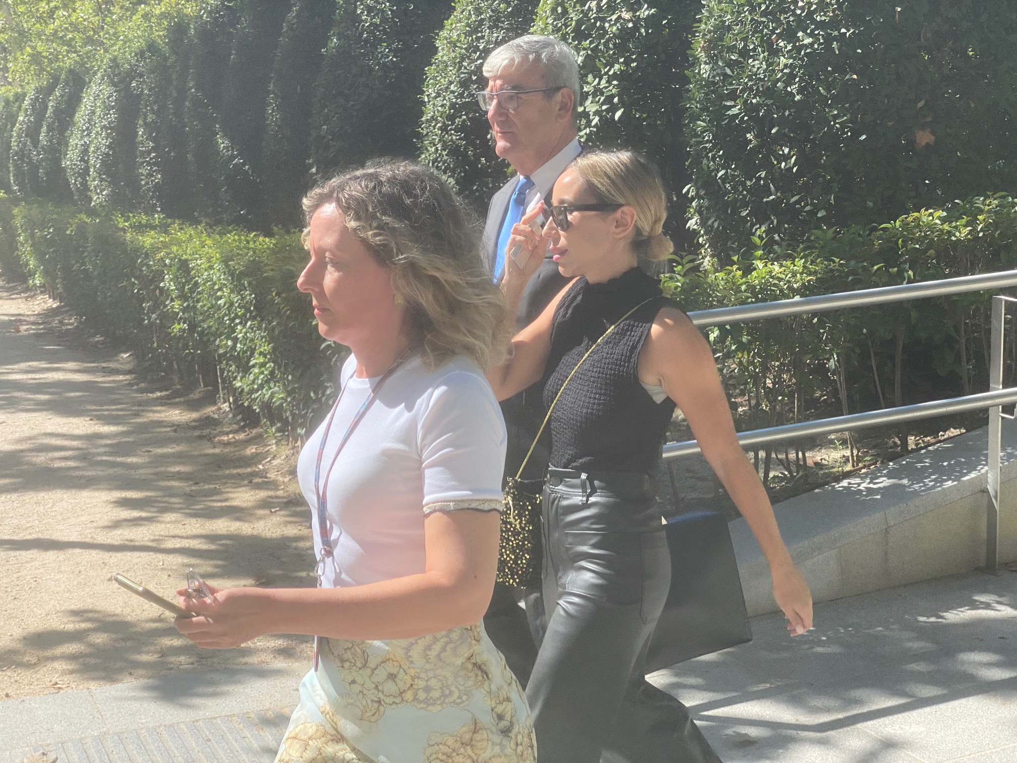  La jefa de prensa de la selección femenina, Patricia Pérez, en el centro a la salida del juzgado.