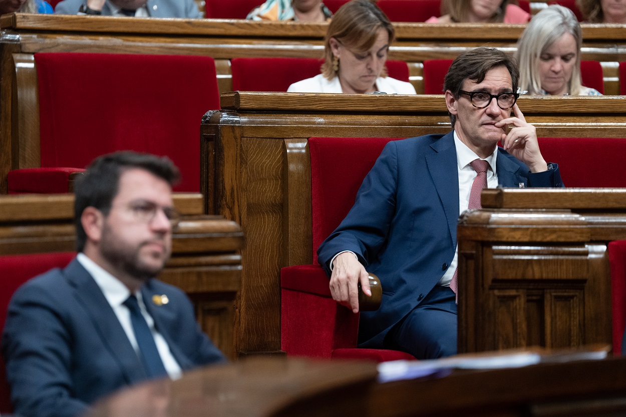 l presidente de la Generalitat de Catalunya, Pere Aragonès (i), y el líder del PSC, Salvador Illa (d), durante el tercer Debate de Política General de la legislatura. David Zorrakino / Europa Press