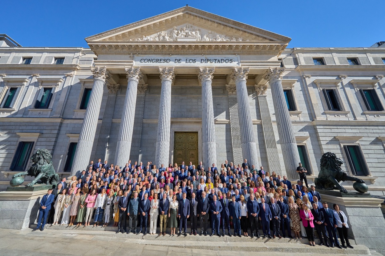 El PP se reúne en las escalinatas del Congreso. Diego Puerta.