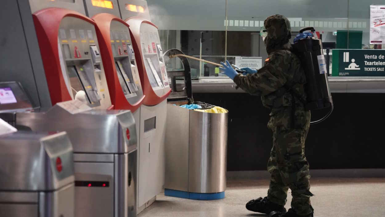 Un militar desinfecta la estación de Renfe Abando Indalecio Prieto de Bilbao, en Bilbao, durante la pandemia. EP