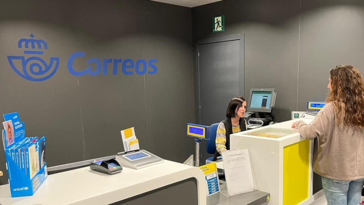 Una empleada en una oficina de Correos. EP