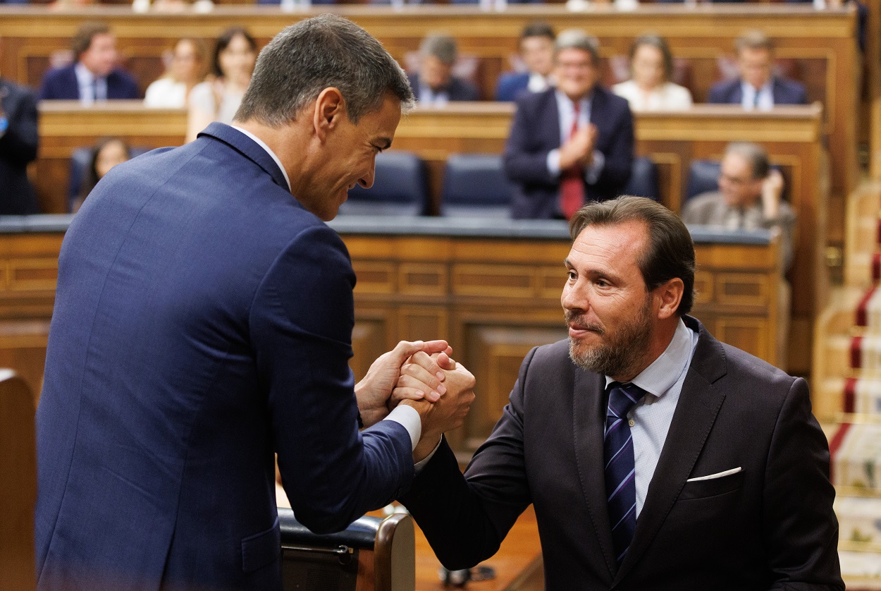 El presidente del Gobierno en funciones, Pedro Sánchez, saluda al diputado Óscar Puente durante la segunda votación de la investidura de Feijóo. Eduardo Parra / Europa Press