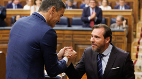 El presidente del Gobierno en funciones, Pedro Sánchez, saluda al diputado Óscar Puente durante la segunda votación de la investidura de Feijóo. Eduardo Parra / Europa Press