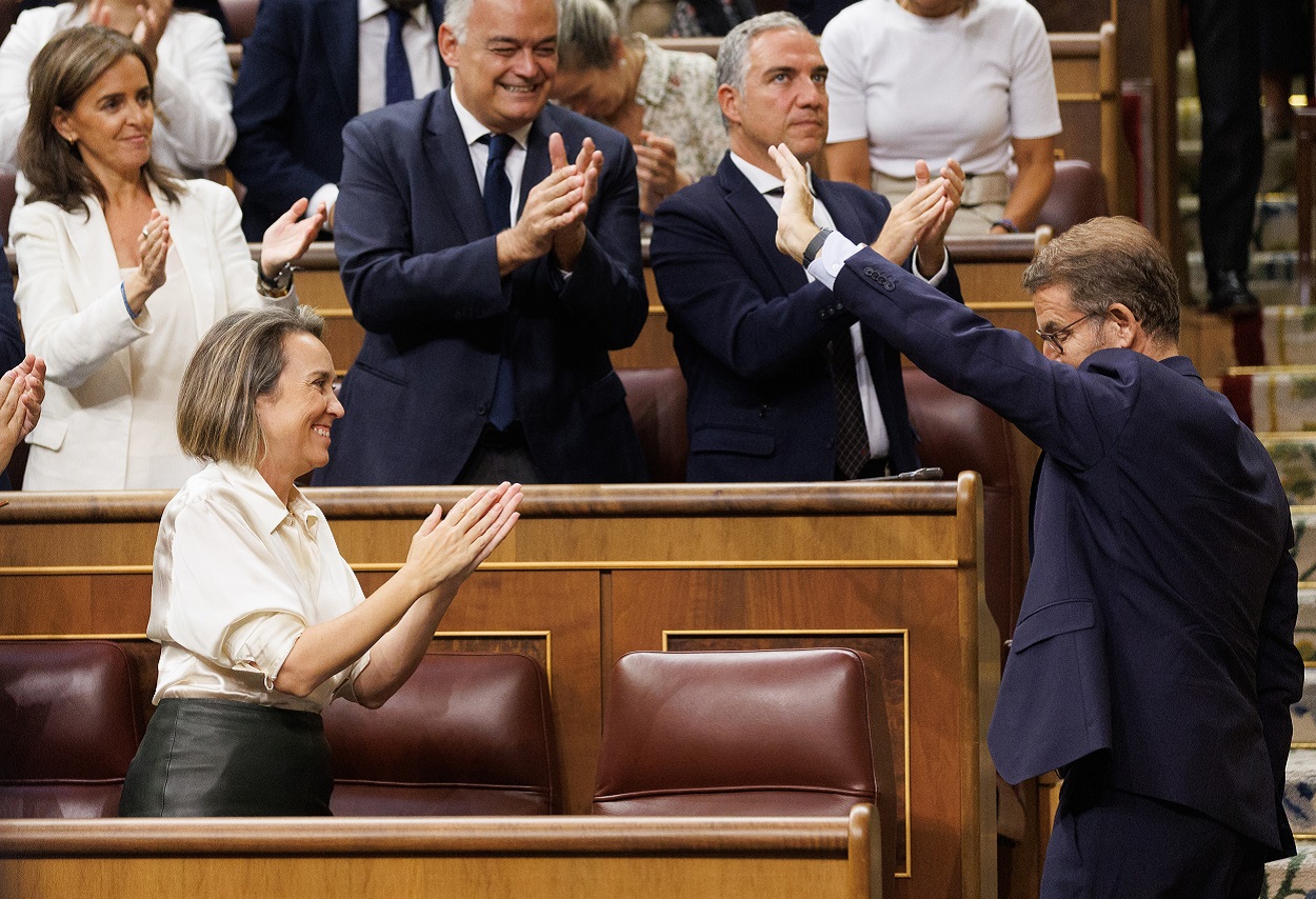 El líder del PP y candidato a la Presidencia del Gobierno, Alberto Núñez Feijóo (1d), saluda a su bancada tras la segunda votación de la investidura. EP.