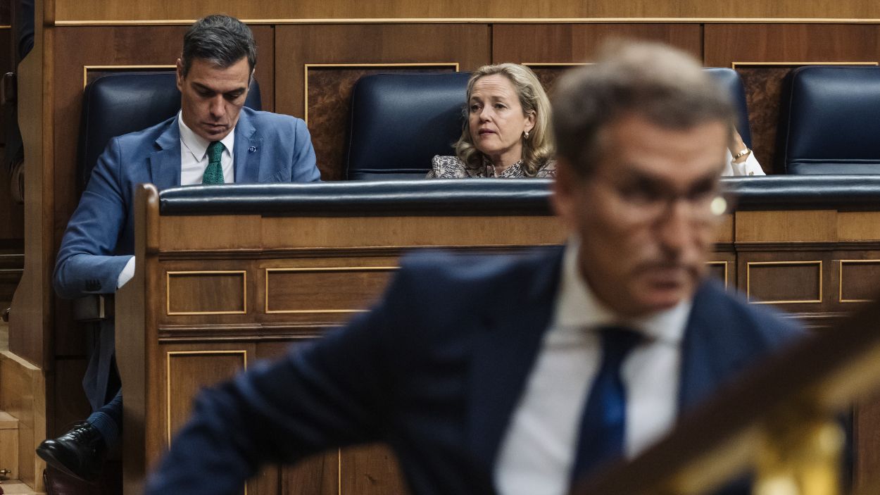 Pedro Sánchez y Nadia Calviño durante la segunda votación de la investidura del líder del Partido Popular, en el Congreso de los Diputados, a 29 de septiembre de 2023, en Madrid (España)