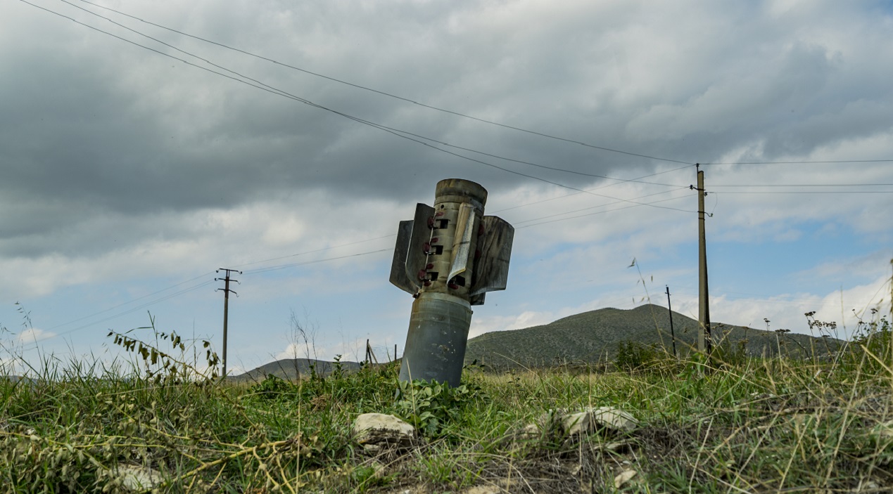 Restos de un proyectil lanzado por Azerbaiyán contra Nagorno Karabaj durante la guerra en 2020. EP.