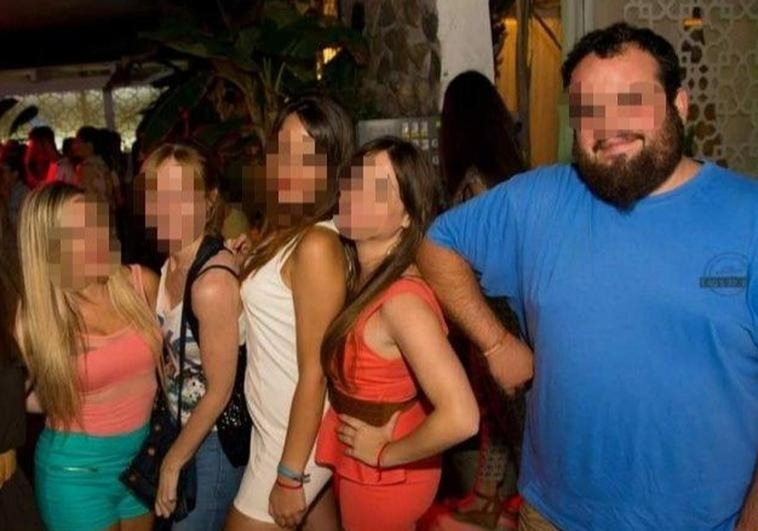 El cura Francisco J.C., detenido en Velez Málaga, junto a varias jóvenes El cura Francisco J.C., detenido en Velez Málaga, junto a varias jóvenes