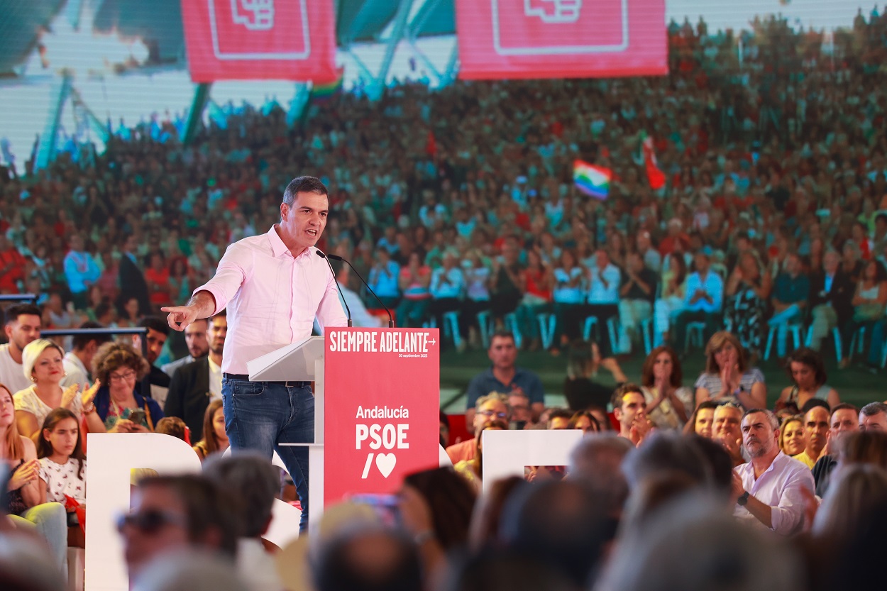El presidente del Gobierno de España y secretario general del PSOE, Pedro Sánchez, durante la participación en un acto público en La Rinconada. EP.