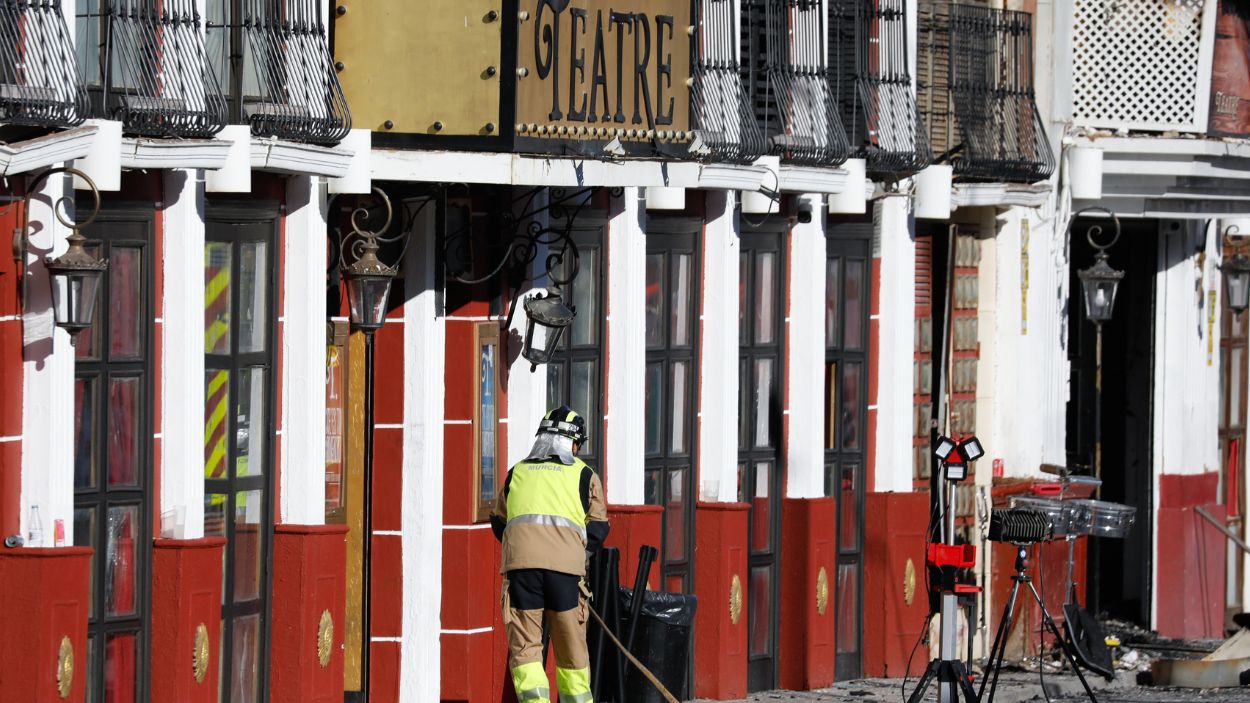 Un bombero en la discoteca del incendio de Murcia. EP.