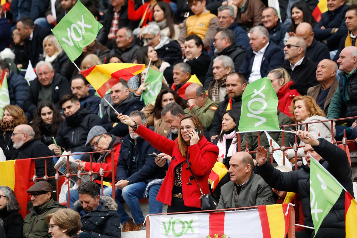 Simpatizantes de Vox ondean banderas de España y del partido. EP.