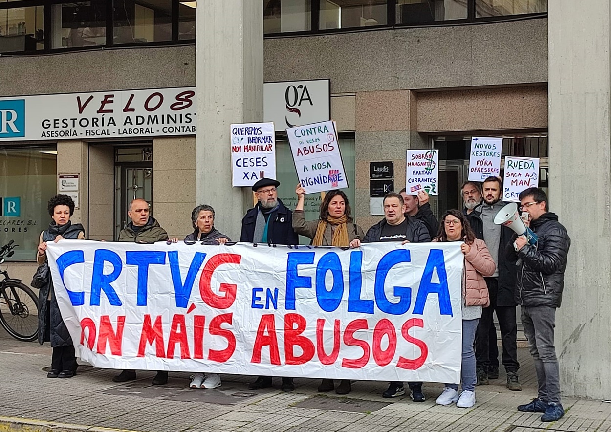 Imagen de una protesta este mismo año del Comité Intercentros de la CRTVG ante el Parlamento de Galicia (Foto: Europa Press).