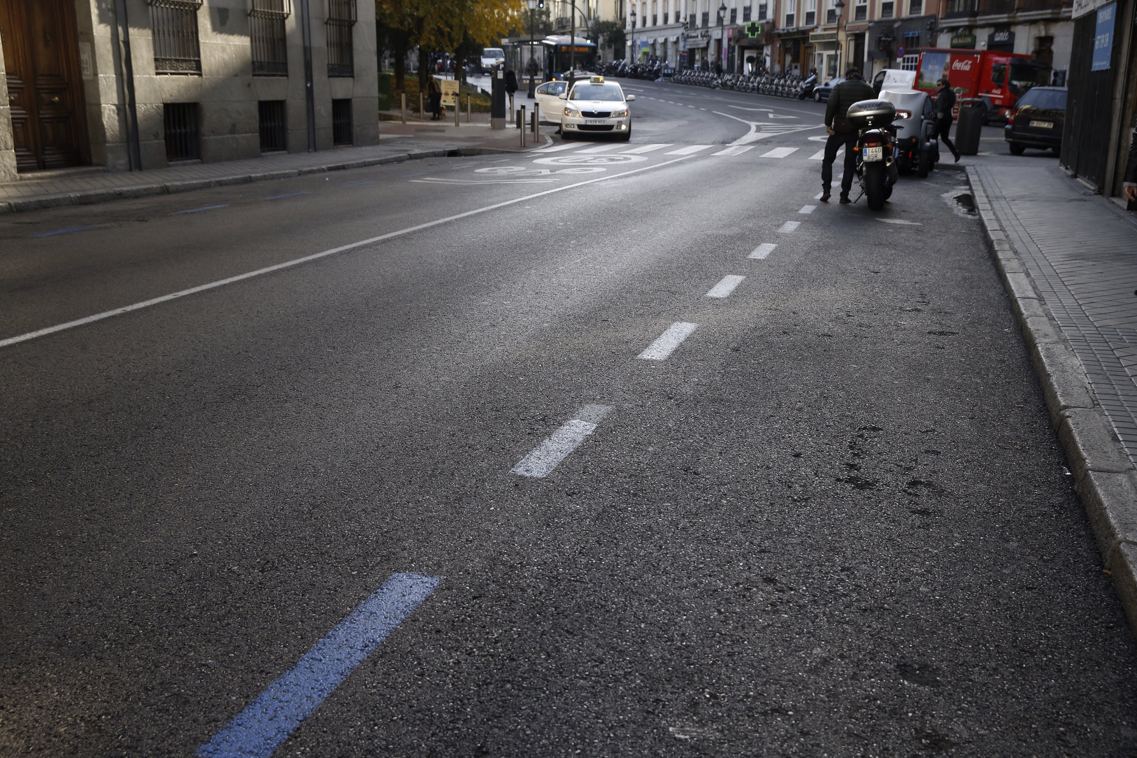 Vista de la zona azul de aparcamiento en una céntrica calle del centro de Madrid. EFE
