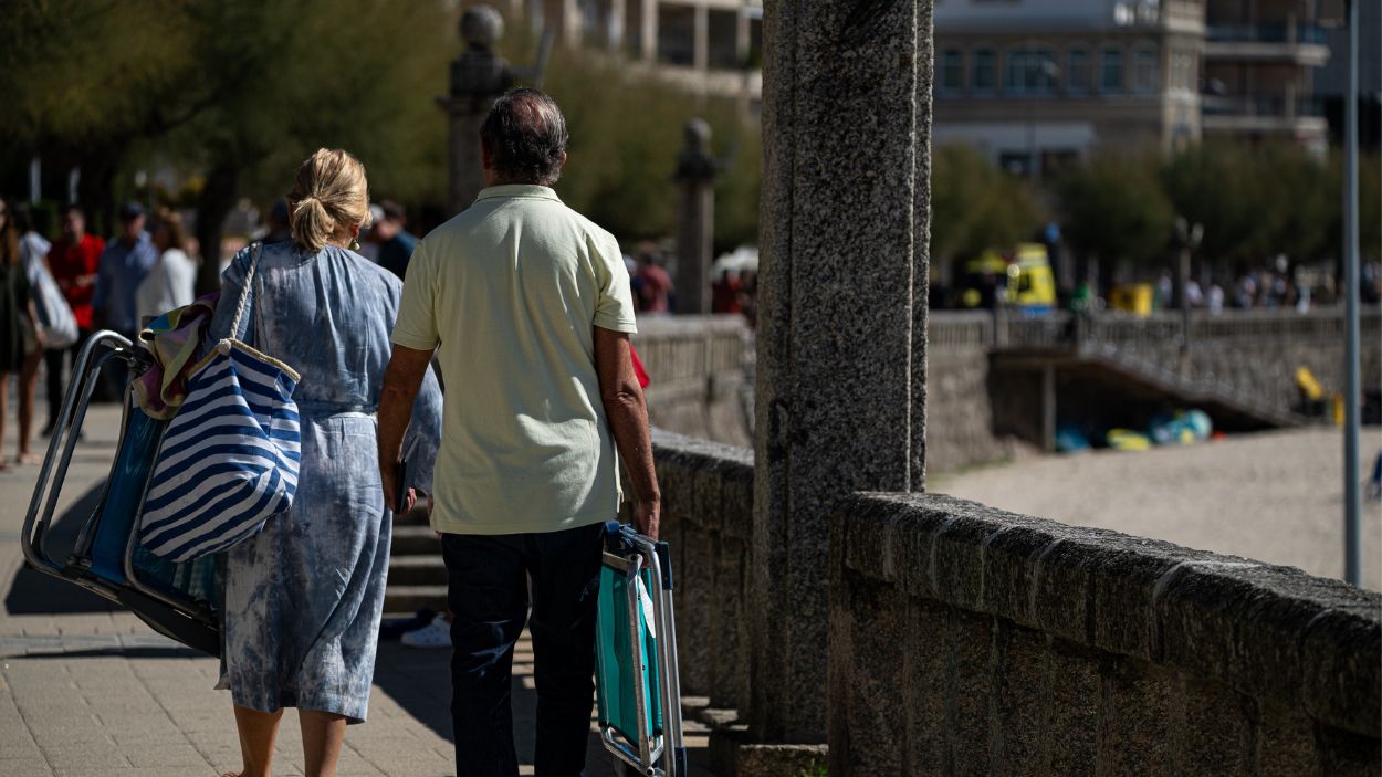 Dos personas en la playa Silgar, a 30 de septiembre, en Sanxenxo, Pontevedra. EP.