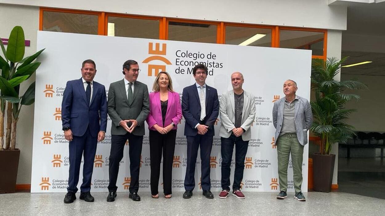 Foto de familia entre los líderes de las patronales y los sindicatos antes de su intervención en la conferencia sobre diálogo social del Colegio de Economistas de Madrid