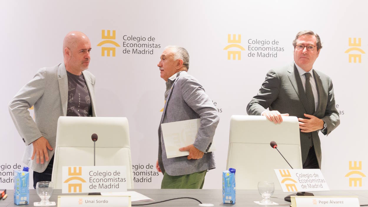 El secretario general de CCOO, Unai Sordo; el secretario general de UGT, Pepe Álvarez, y el presidente de la CEOE, Antonio Garamendi. EP