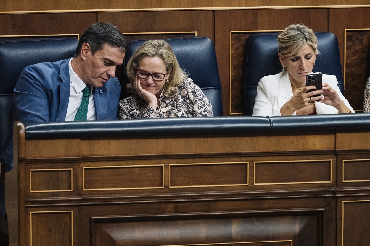 El presidente del Gobierno en funciones, Pedro Sánchez; la vicepresidenta primera y ministra de Economía y Transformación Digital en funciones, Nadia Calviño, y la vicepresidenta segunda del Gobierno y ministra de Trabajo en funciones, Yolanda Díaz. Carlos Luján / Europa Press