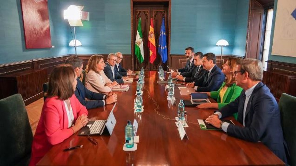 Juanma Moreno y Teresa Ribera durante una reunión. EP