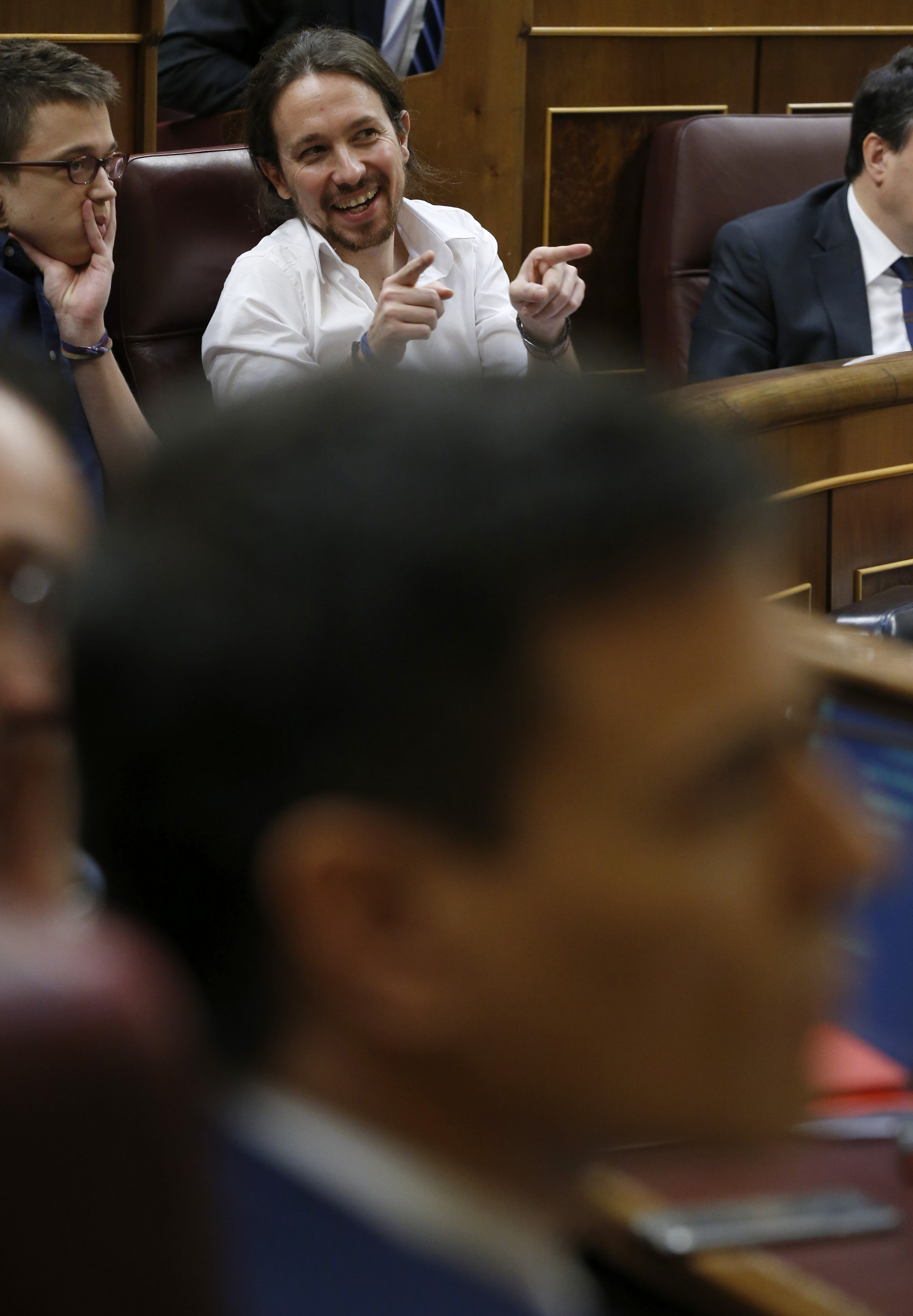 El líder de Podemos, Pablo Iglesias charla con Íñigo Errejón durante la segunda jornada del debate de investidura.
