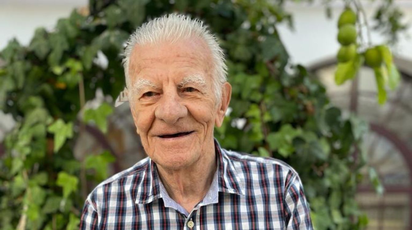 Juan Bueno, de 98 años, vive en el Centro de Mayores de San Roque (Cádiz) y es un claro ejemplo de envejecimiento saludable