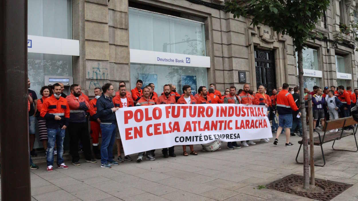 Los trabajadores de Celsa se manifiestan ante una sede de Deutsche Bank. EP