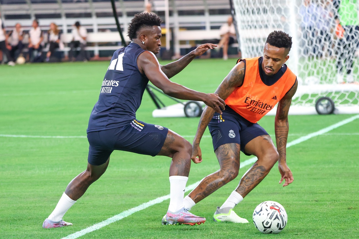 Vinicius y Militao, disputando un balón en un entrenamiento con el Real Madrid. EP