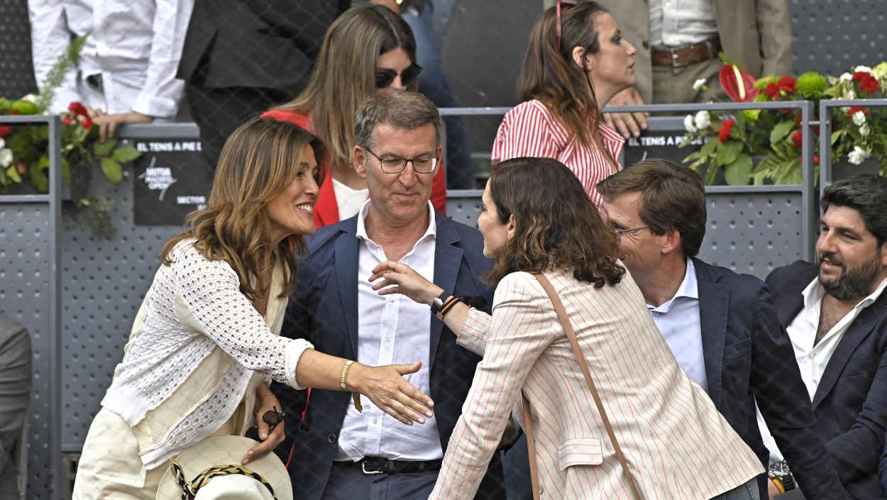 Eva Cárdenas, pareja de Alberto Núñez Feijóo, junto a Ayuso, Almedia y otros cargos del Partido Popular en un partido de tenis. EP