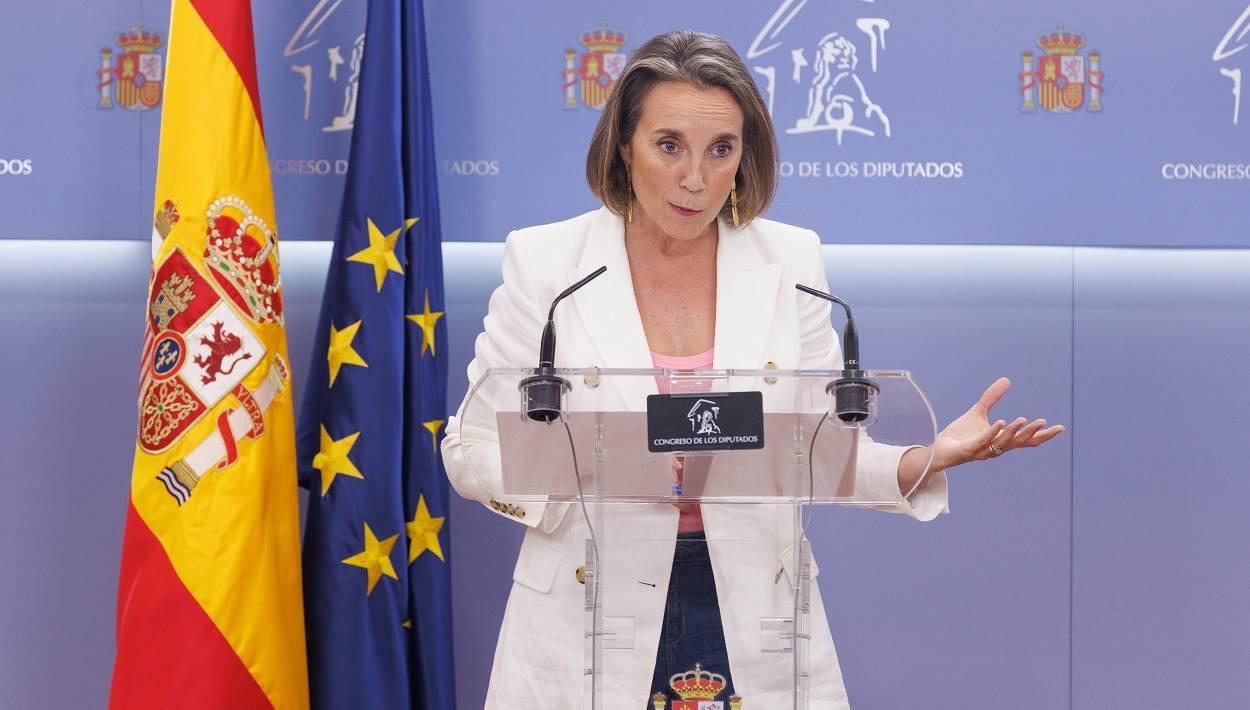 La secretaria general del PP, Cuca Gamarra, en rueda de prensa desde el Congreso de los Diputados. EP