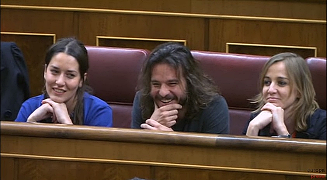 El diputado de Podemos sonríe en el momento en que Iglesias hace el ofrecimiento de su despacho. 