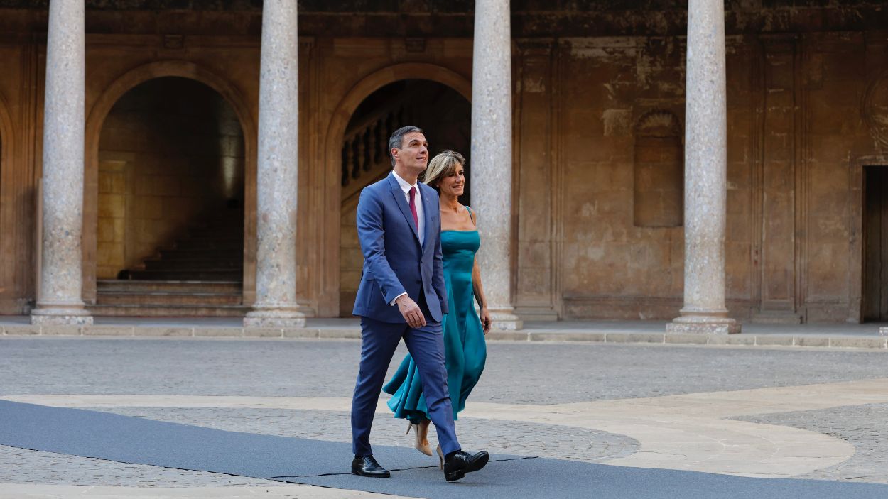 El presidente del Gobierno, Pedro Sánchez, y su mujer Begoña Gómez en La Alhambra. EP.