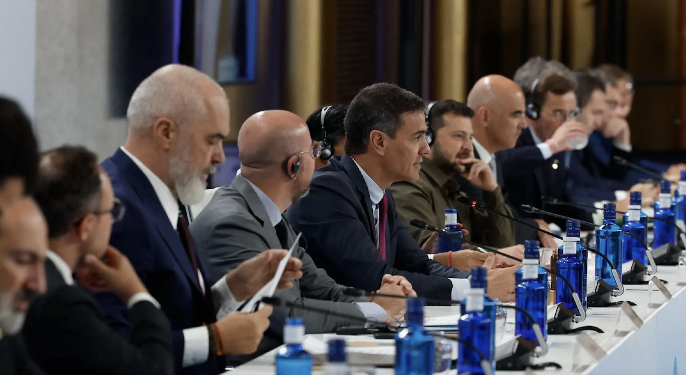 El presidente del Gobierno en funciones, Pedro Sánchez, el presidente del Consejo Europeo, Charles Michel, y el de Ucrania, Volodímir Zelenski, en la reunión de la CPE en Granada. © Pool PEUE: Juanjo Martín  