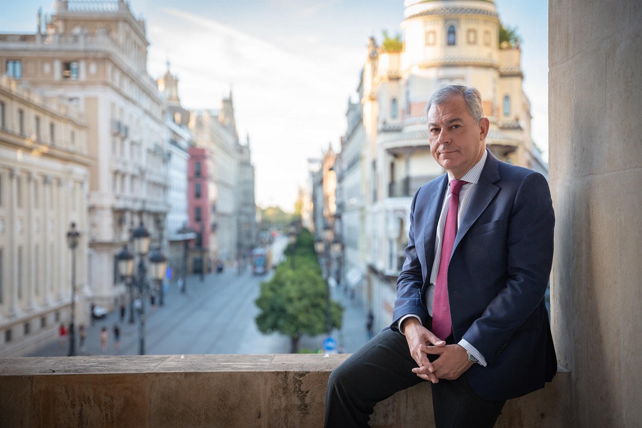 José Luis Sanz, desde el balcón de su despacho. EP