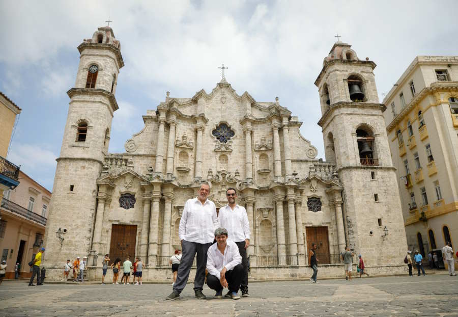 Carmen Mola en la catedral de La Habana, ubicada en el centro histórico de la capital cubana, donde transcurre su última novela, 'El Infierno'  (Foto: Javier Ocaño)