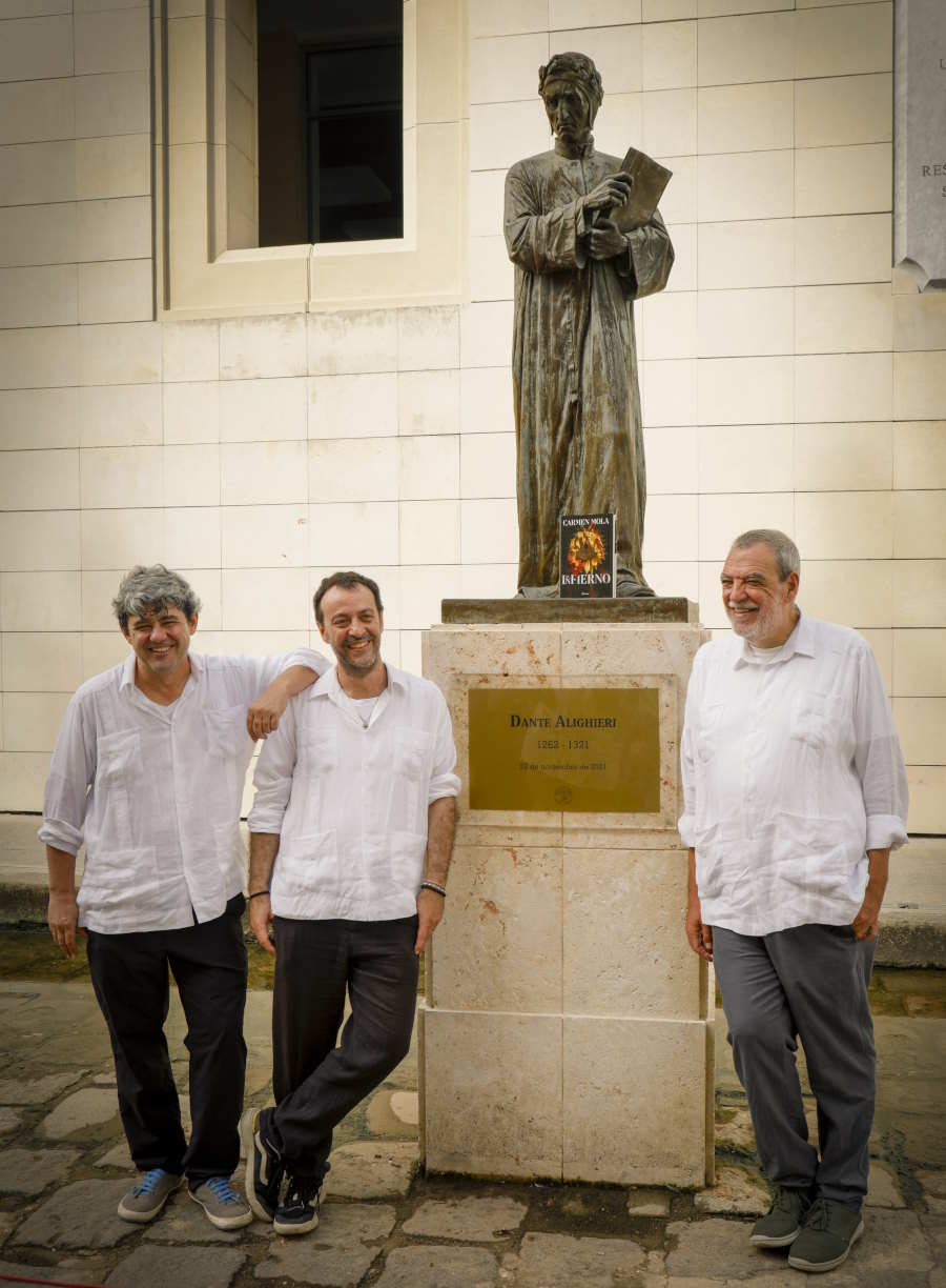Carmen Mola posa ante la estatua de Dante Alighieri en La Habana