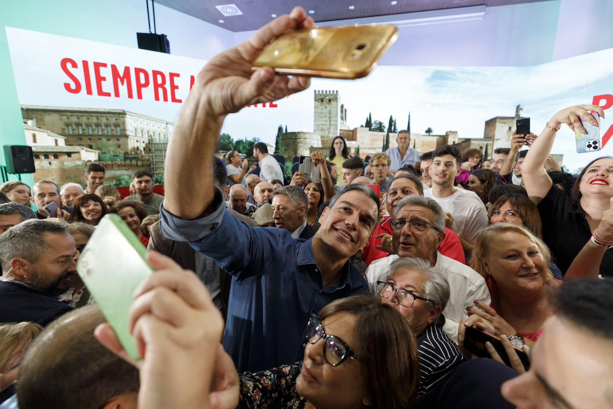 El secretario general del PSOE y presidente del Gobierno en funciones, Pedro Sánchez, a la llegada al recinto donde participa en un acto público, a 07 de octubre del 2023 en Granada (Andalucía, España). EP