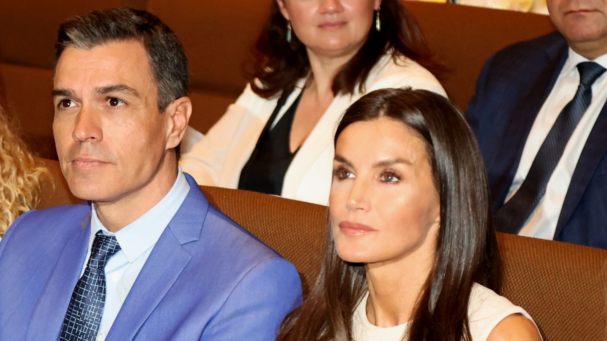 El presidente del gobierno, Pedro Sánchez y la Reina Letizia durante la conferencia “Los puentes de las Mujeres. EP