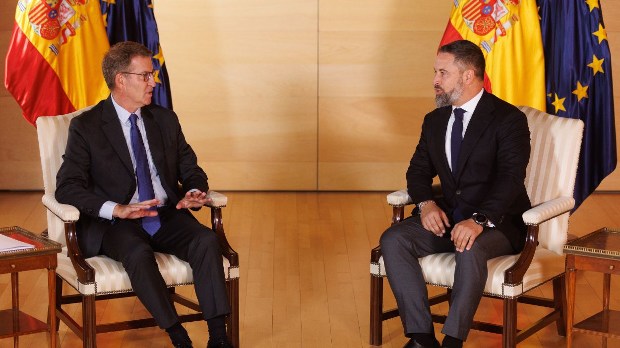 El lider del PP, Alberto Núñez Feijóo (i) y el líder de VOX, Santiago Abascal (d), durante una reunión en el Congreso de los Diputados, a 5 de septiembre de 2023, en Madrid (España). EP