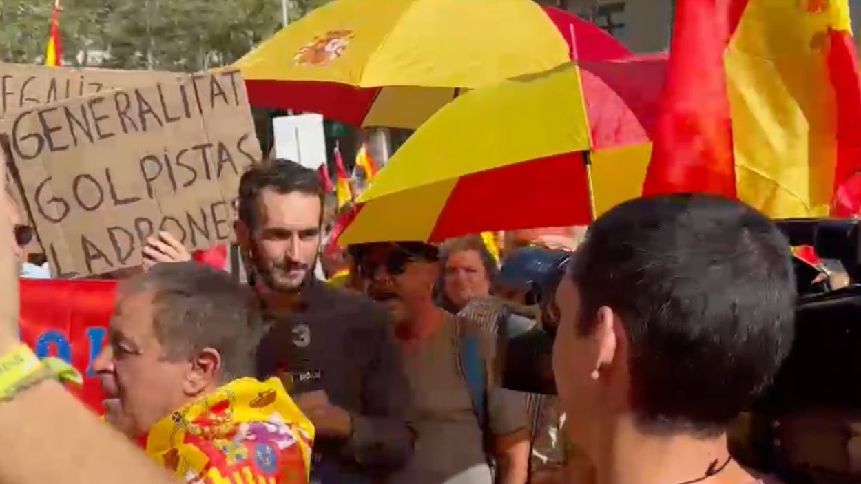 Un periodista de TV3, acosado por manifestantes contra la amnistía en Barcelona