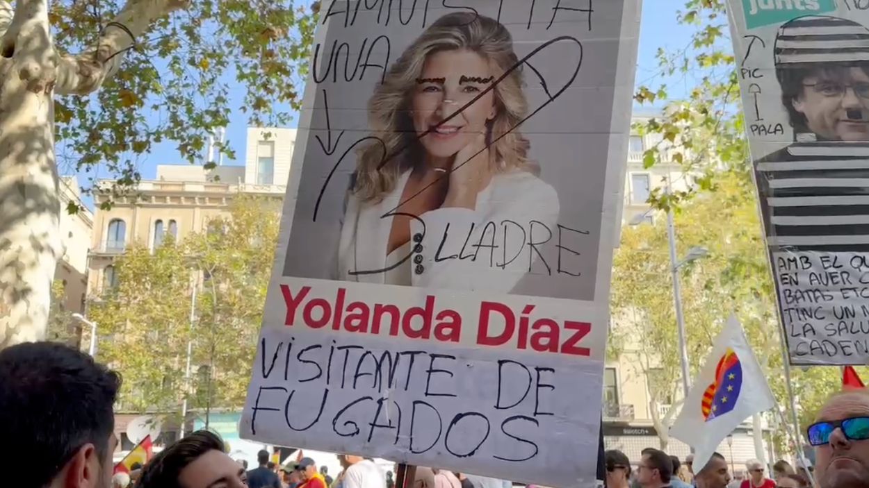 Cartel de odio contra Yolanda Díaz en la manifestación ultra de Barcelona