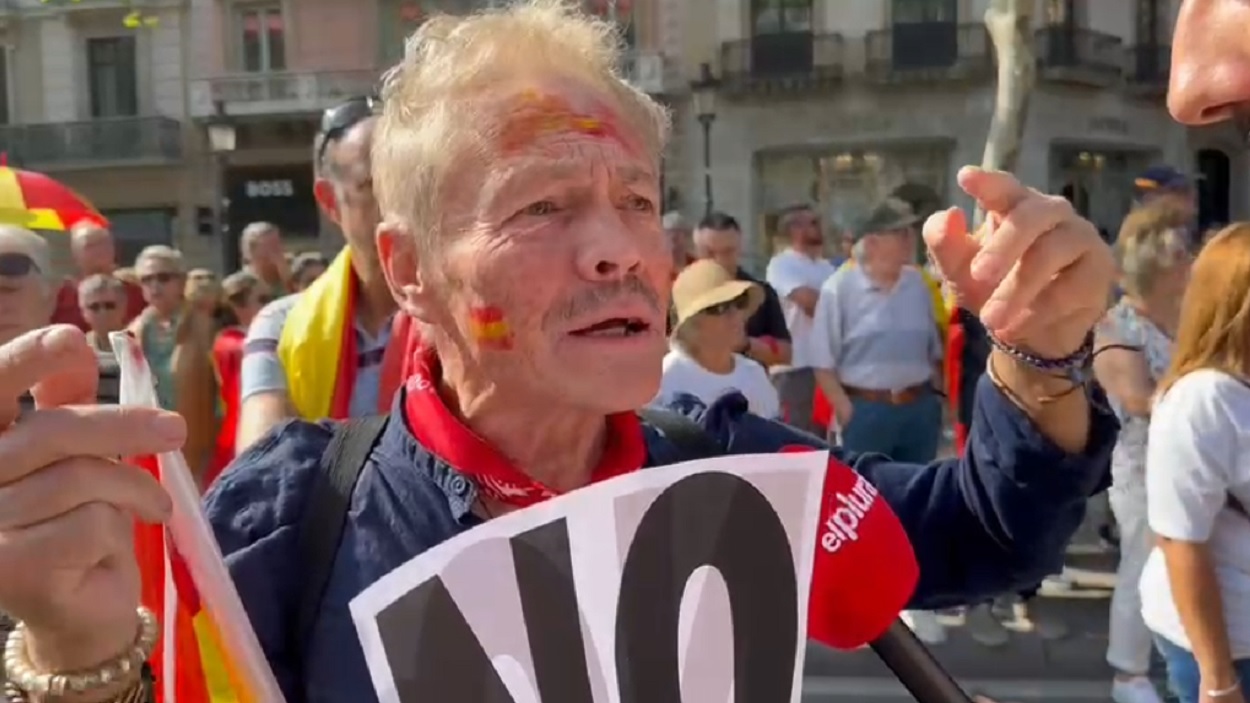 Un manifestante expresa rocambolescas proclamas en la manifestación de Barcelona. ElPlural.com.