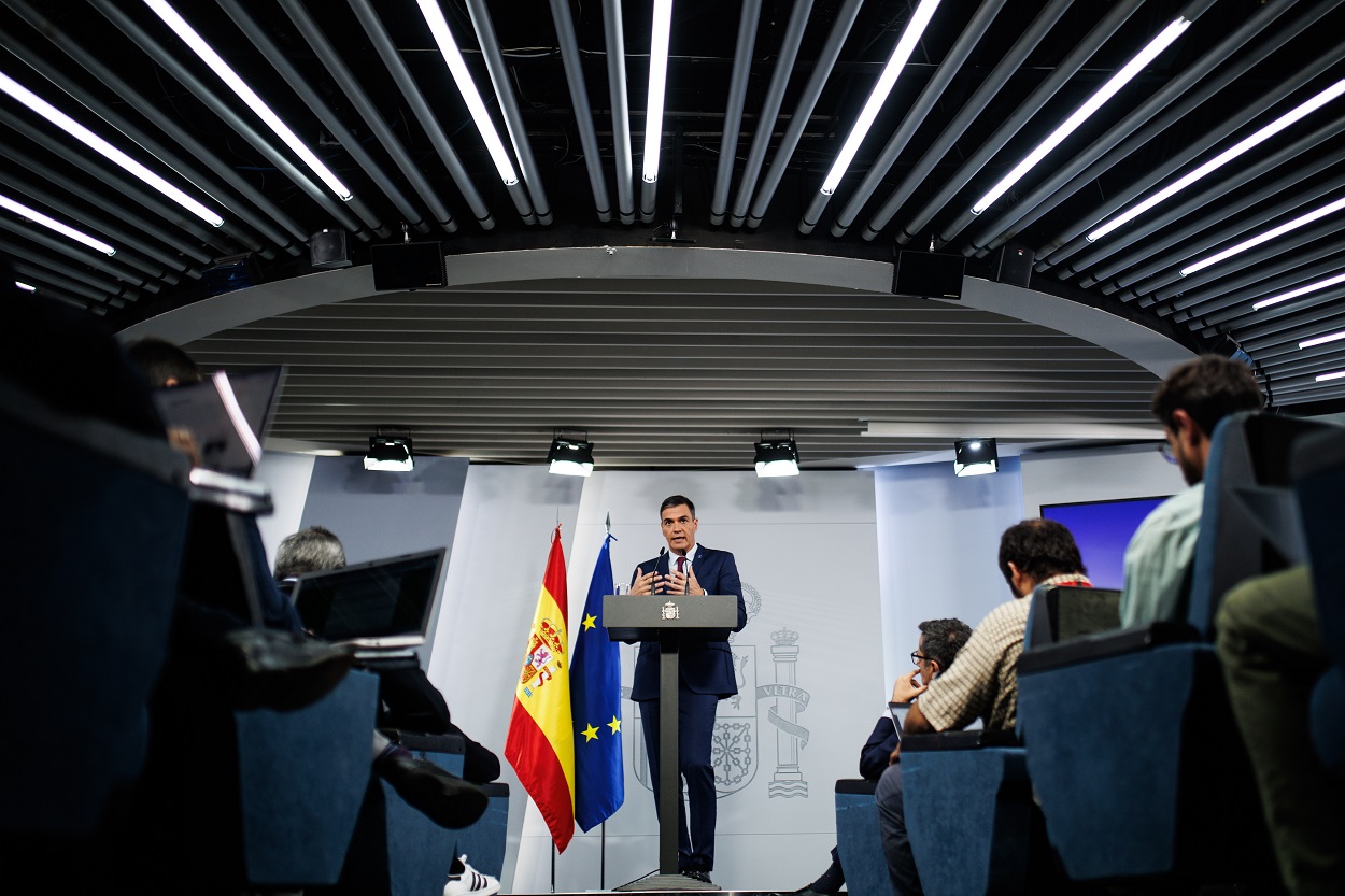 Pedro Sánchez compareciendo en la sala de prensa de la Moncloa. EP