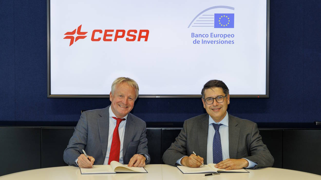 El CEO de Cepsa, Maarten Wetselaar y el vicepresidente del BEI, Ricardo Mourinho Félix, durante la firma del acuerdo
