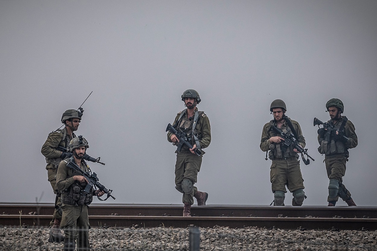 Soldados israelíes patrullan una zona fronteriza. EP