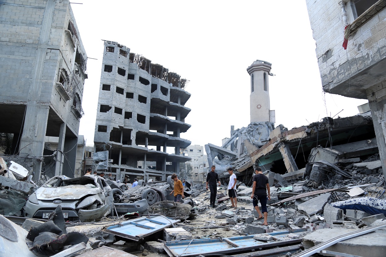 Un grupo de palestinos inspeccionan los restos de una mezquita destrozada por un misil israelí. Salah Abbas / Apa Images Via Zuma / Dpa - Only For Use In Spain